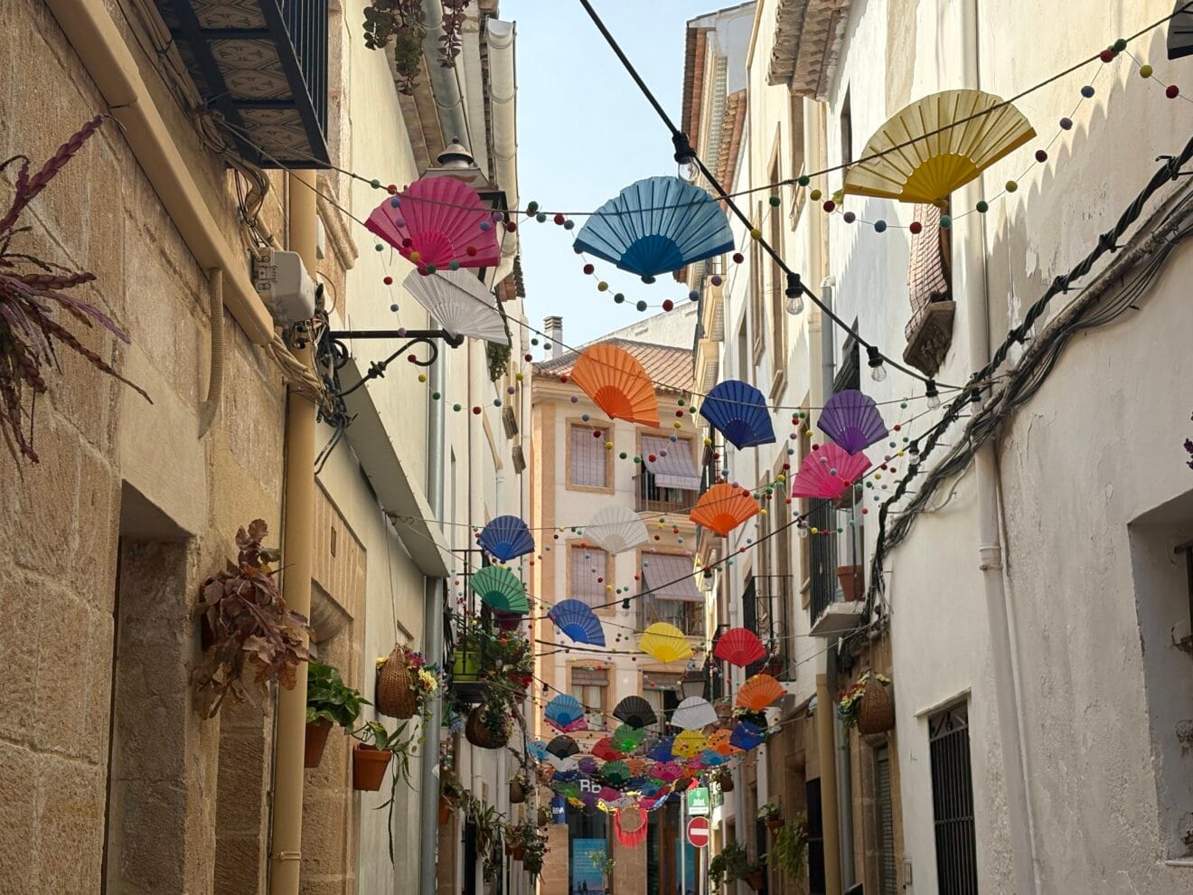 Calle San José engalanada en Fogueres Xàbia 2025