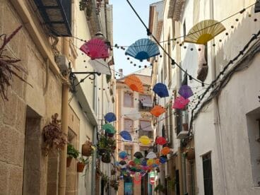 Calle San José engalanada en Fogueres Xàbia 2025