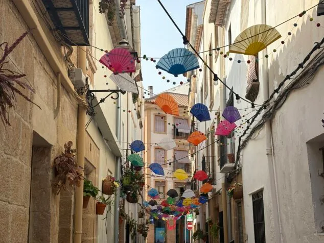 Imagen: Calle San José engalanada en Fogueres Xàbia 2025