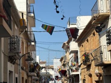 Calle Jesús Nazareno engalanada con temática de música para las fiestas de Fogueres Xàbia