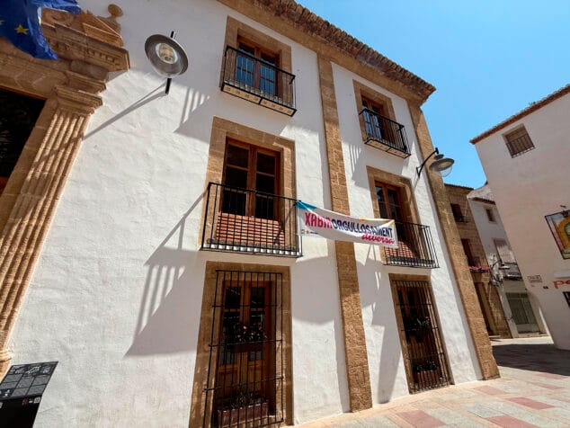 Imagen: Desaparece la bandera LGTBI de la fachada del Ayuntamiento de Xàbia