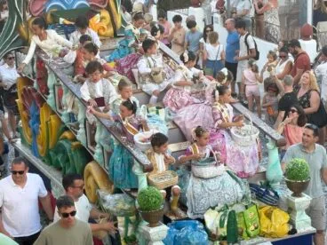 Desfile de Carrozas Fogueres Xàbia 2025 (13)
