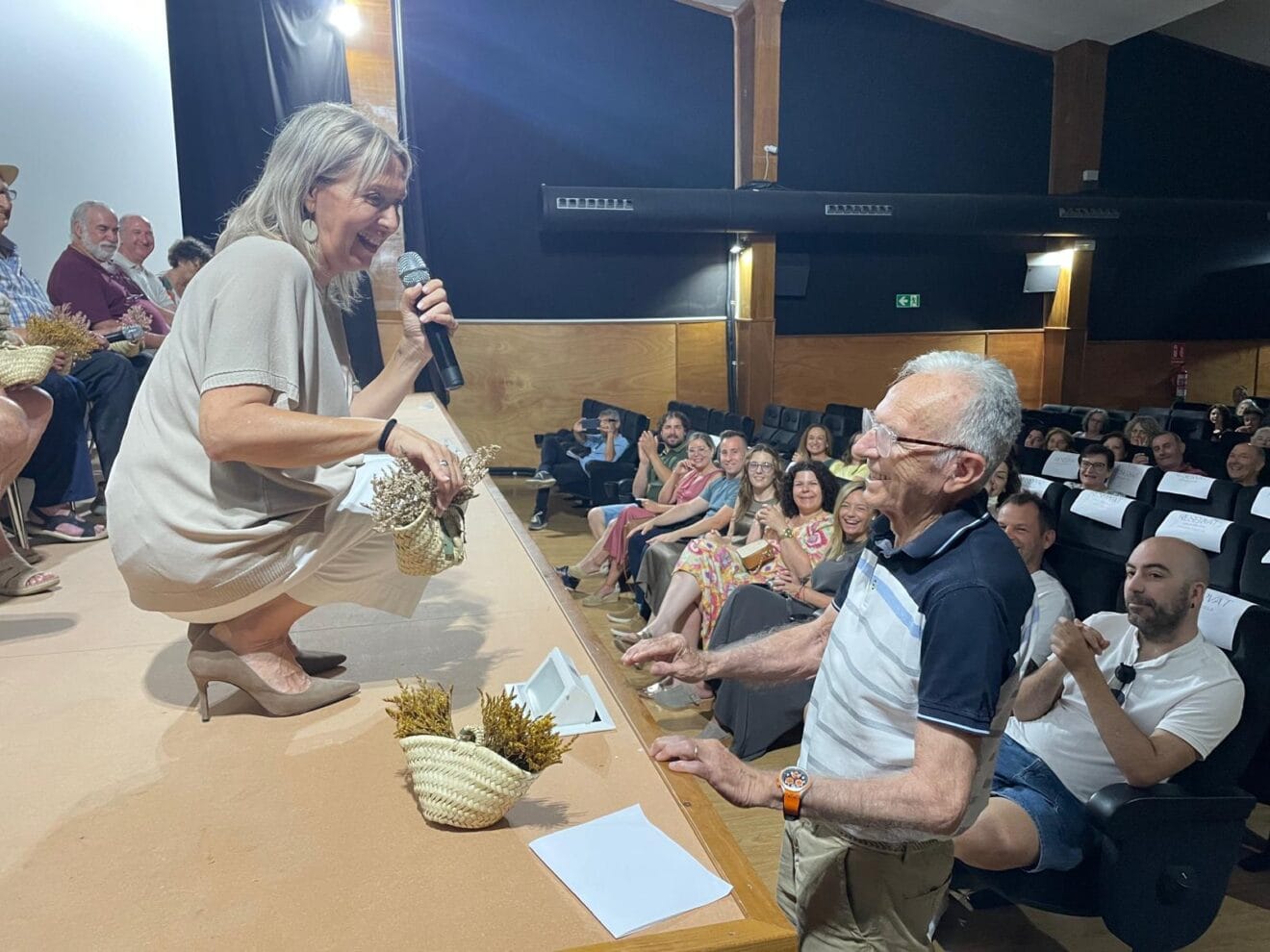 Isabel Moreno, directora del CEIP Port de Xàbia obsequia al gerente del cine, Antonio Catalá