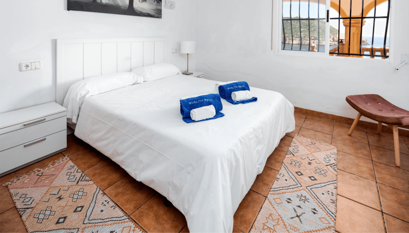 Dormitorio con estilo mediterráneo y salida al exterior