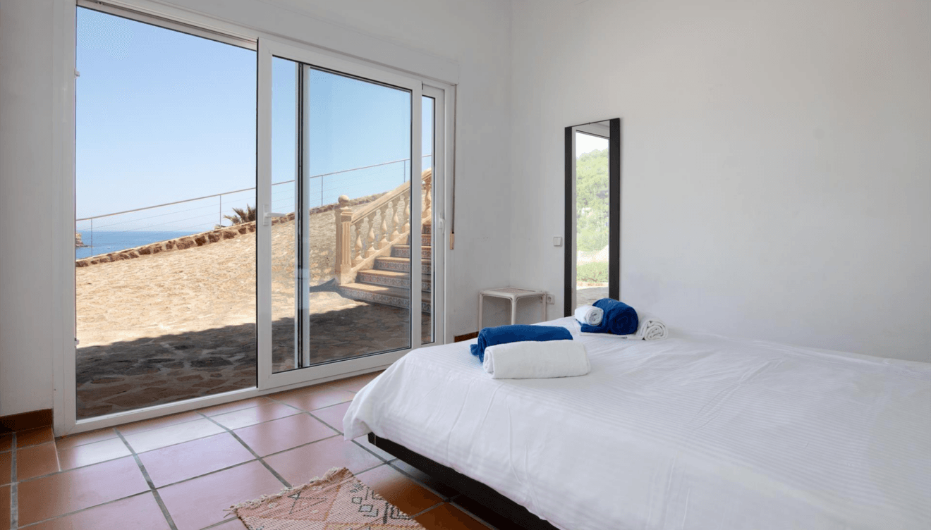 Dormitorio principal con vistas al mar y luz natural