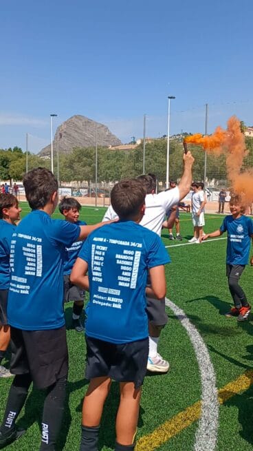 El equipo alevín ‘A’ de segundo año de la Penya La Marina se proclama campeón de Liga (4)