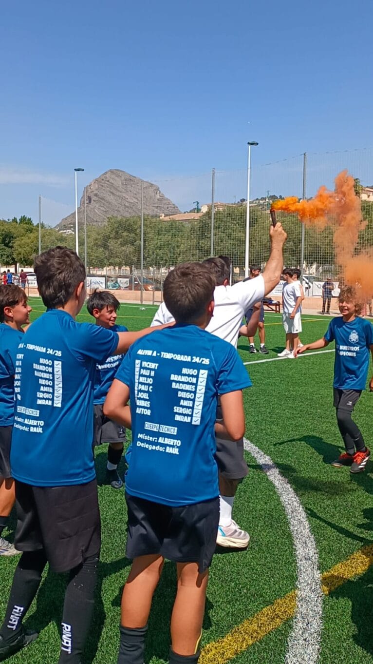 El equipo alevín 'A' de segundo año de la Penya La Marina se proclama campeón de Liga (4)