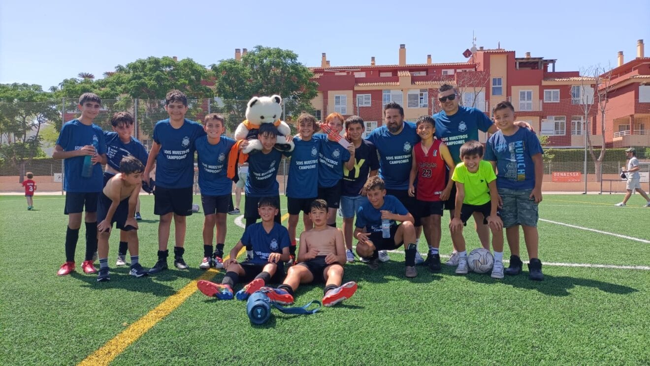 El equipo alevín 'A' de segundo año de la Penya La Marina se proclama campeón de Liga