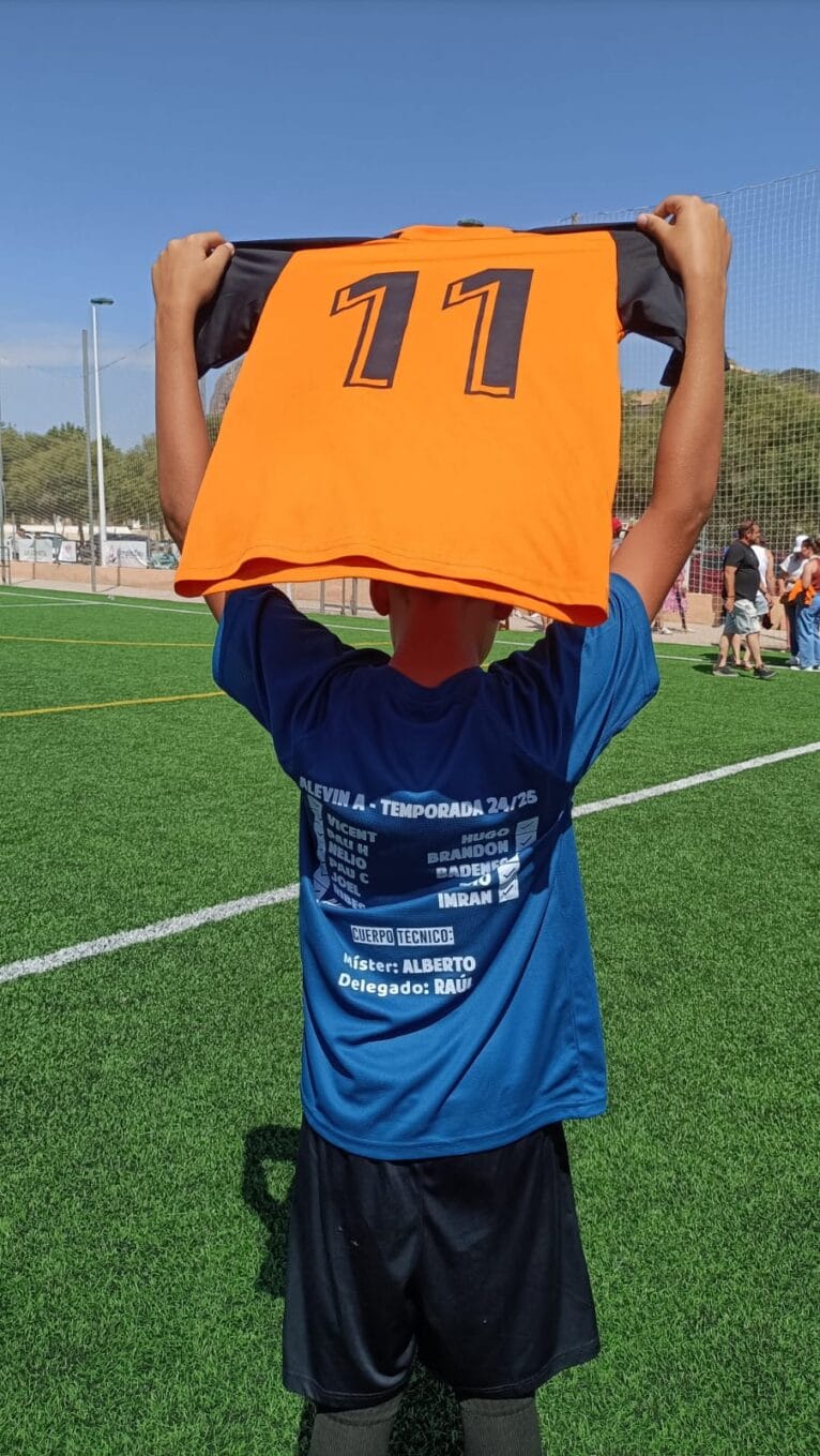 El equipo alevín 'A' de segundo año de la Penya La Marina se proclama campeón de Liga (6)