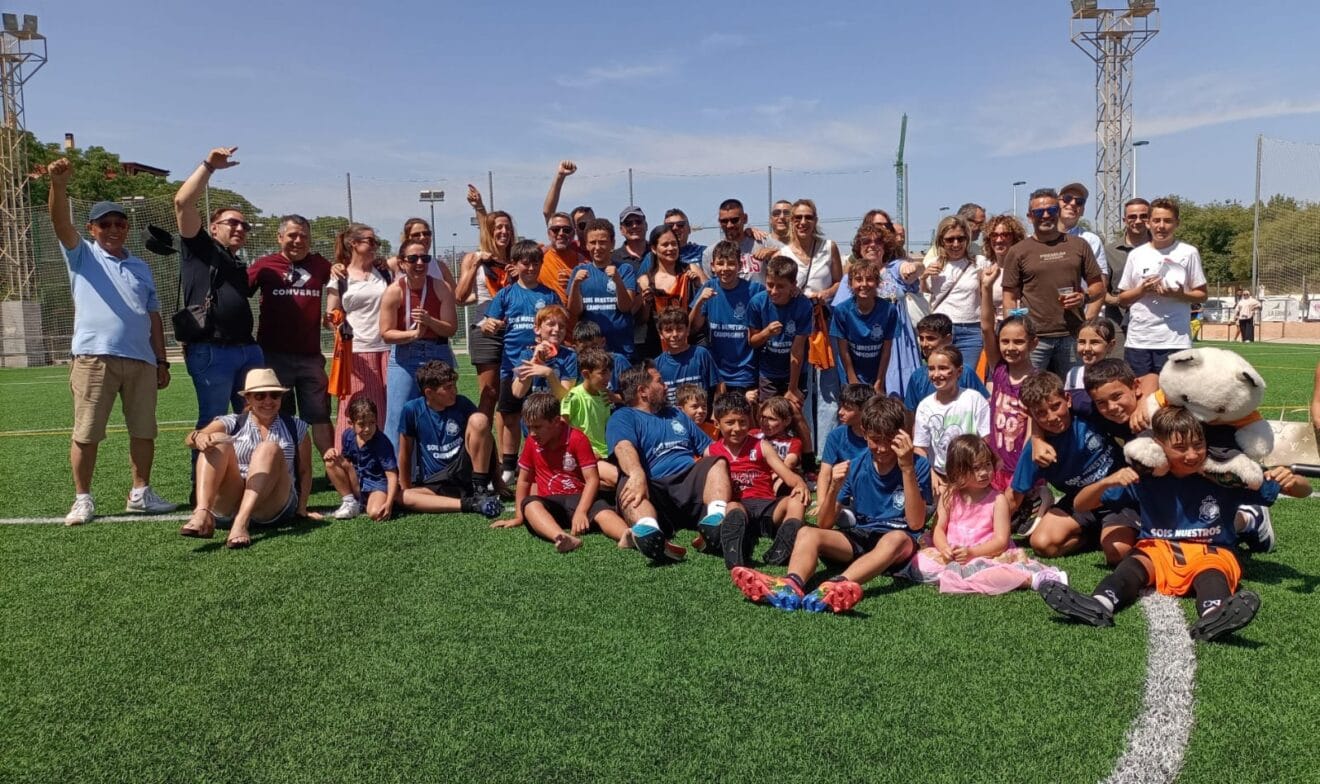Jugadores y familiares tras ganar la Liga como Alevín de segundo año de la Penya La Marina