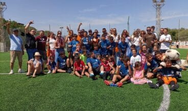 Jugadores y familiares tras ganar la Liga como Alevín de segundo año de la Penya La Marina