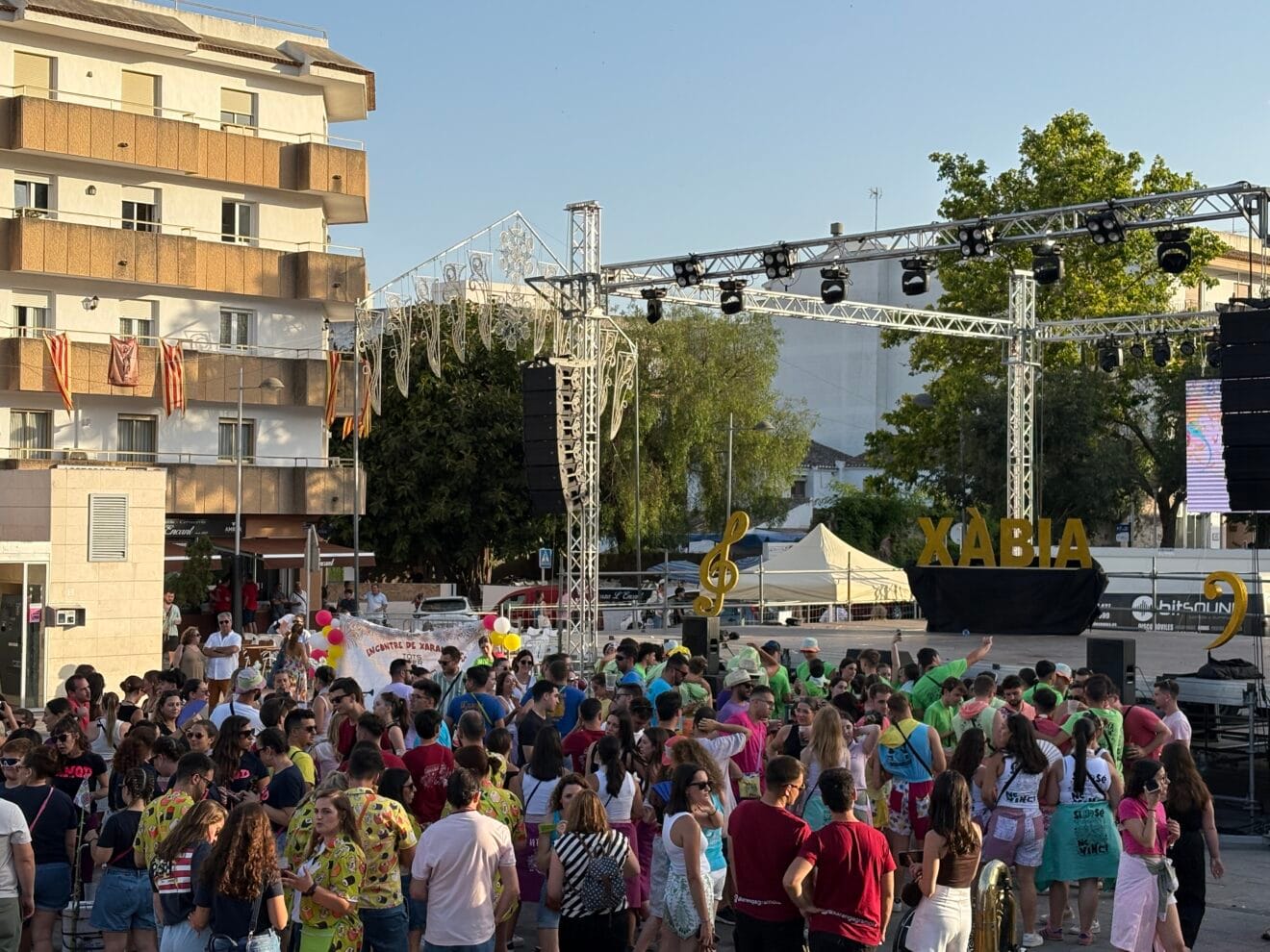 Público en el Encontre de Xarangues Fogueres Xàbia 2025
