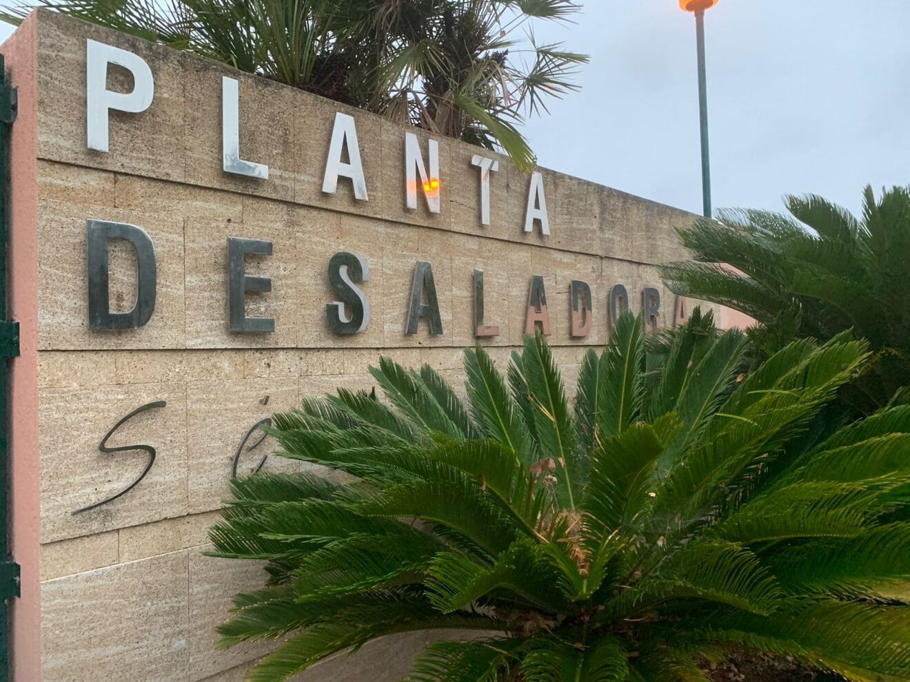 Entrada de la planta desaladora