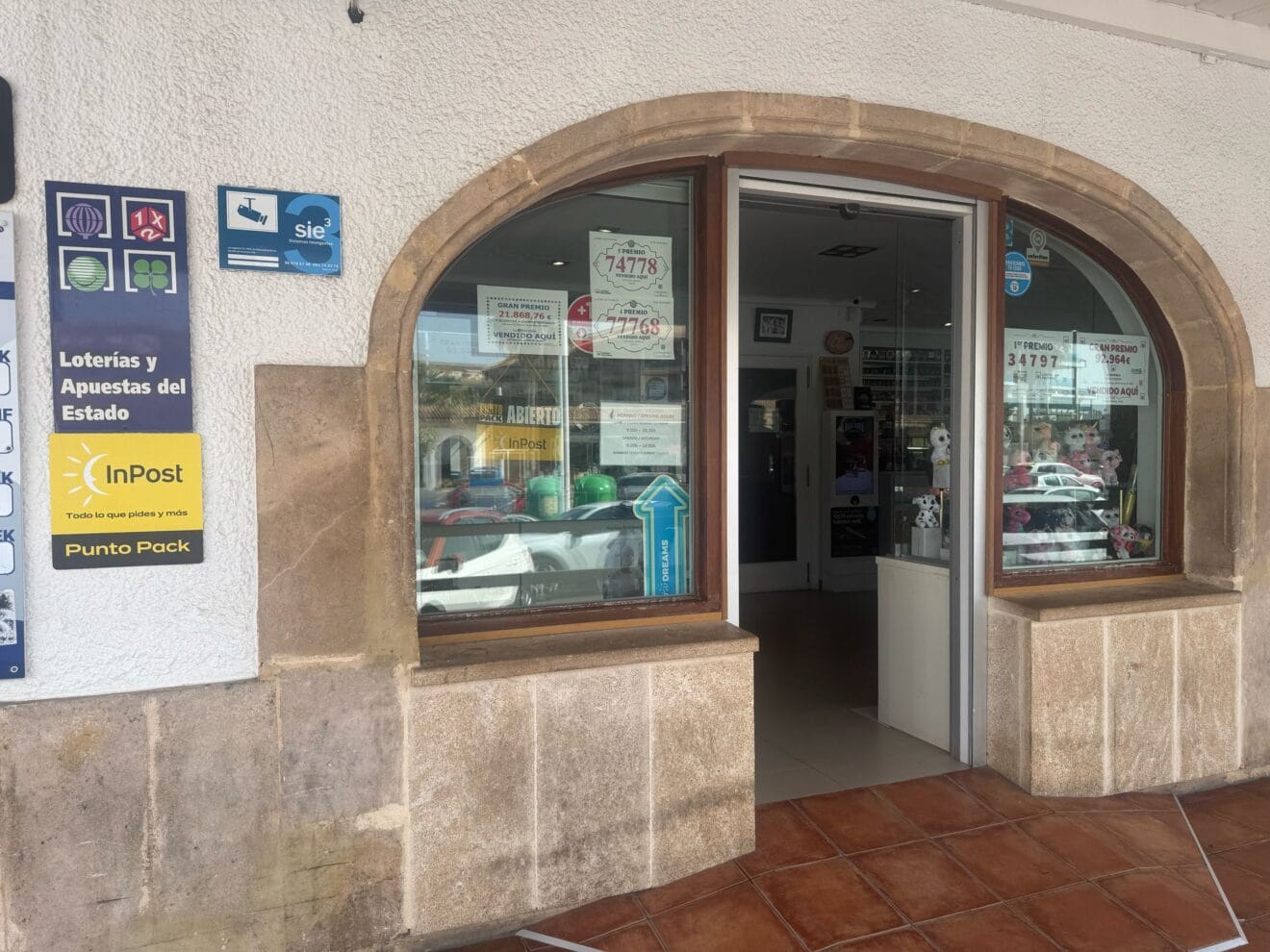 Entrada del punto de venta de lotería en el Arenal de Xàbia