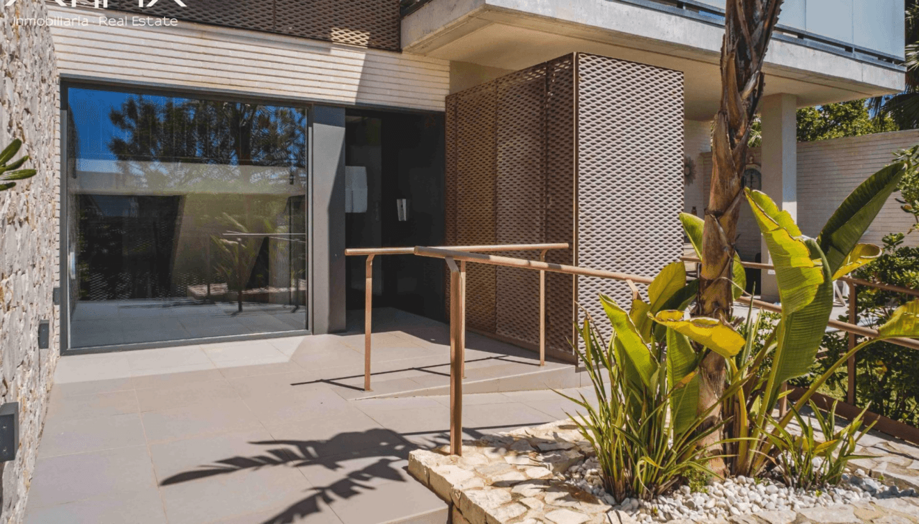 Entrada moderna al edificio