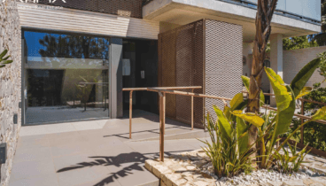 Entrada moderna al edificio