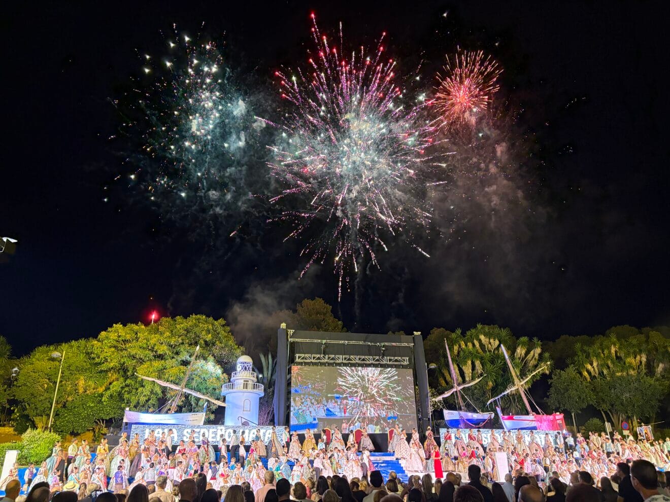 Fuegos artificiales en el fin del acto de proclamación infantil fogueres 2025