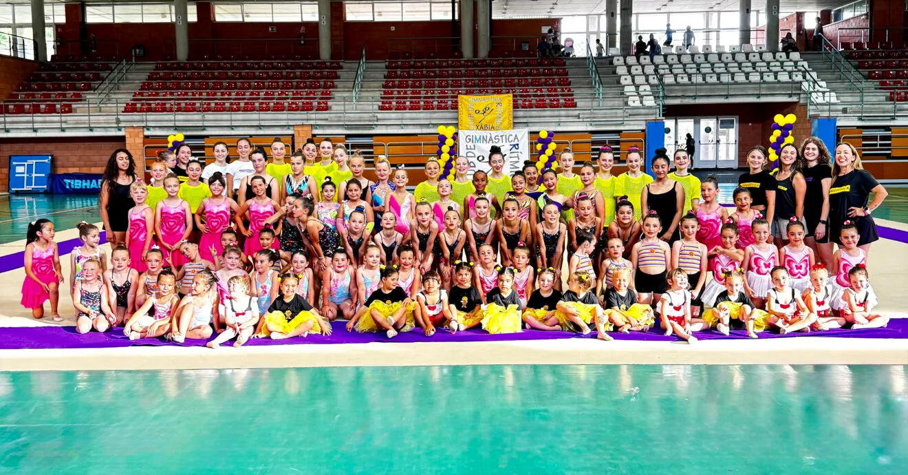 Gimnastas del Club Gimnàstica Rítmica Xàbia con sus entrenadoras