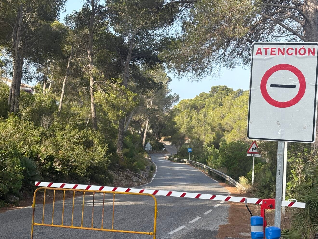 Barrera de control de acceso a la Cala Granadella