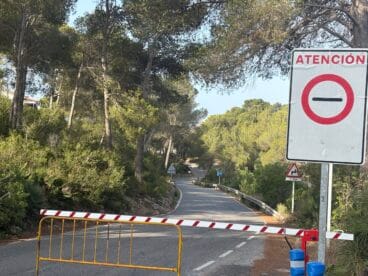 Barrera de control de acceso a la Cala Granadella