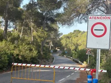 Barrera de control de acceso a la Cala Granadella