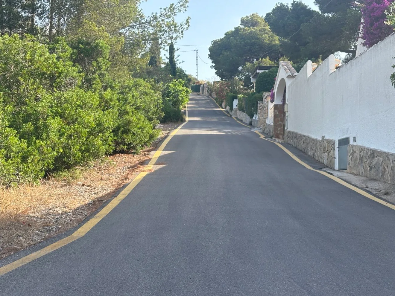 Señalización para restringir el estacionamiento en carretera a la Granadella