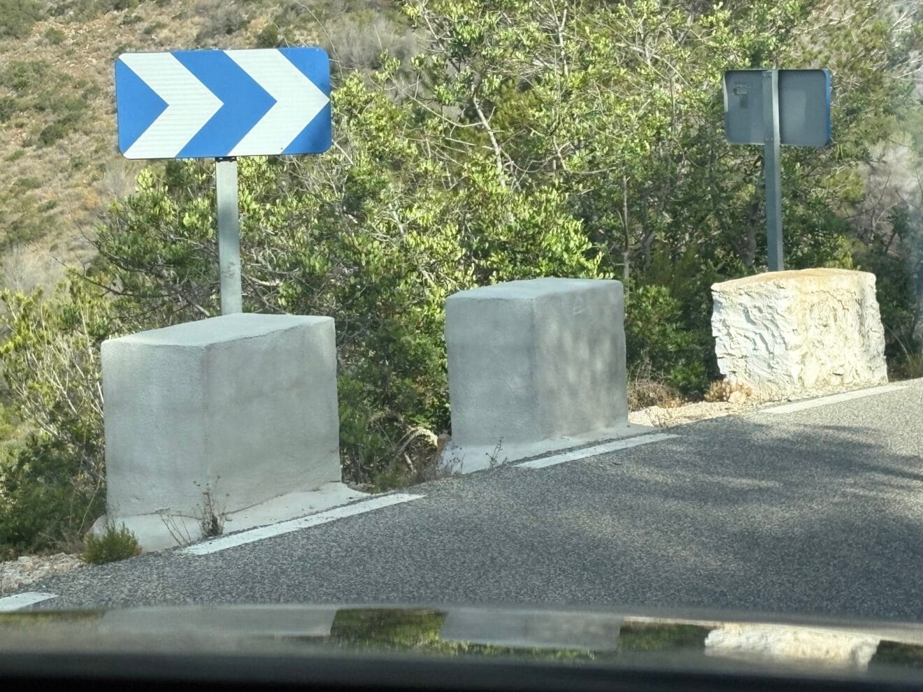 Unos de los pilones de la carretera a la Cala de la Granadella reconstruidos