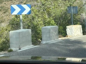 Unos de los pilones de la carretera a la Cala de la Granadella reconstruidos