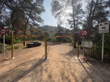 Puerta de gálibo en la zona forestal de la Granadella