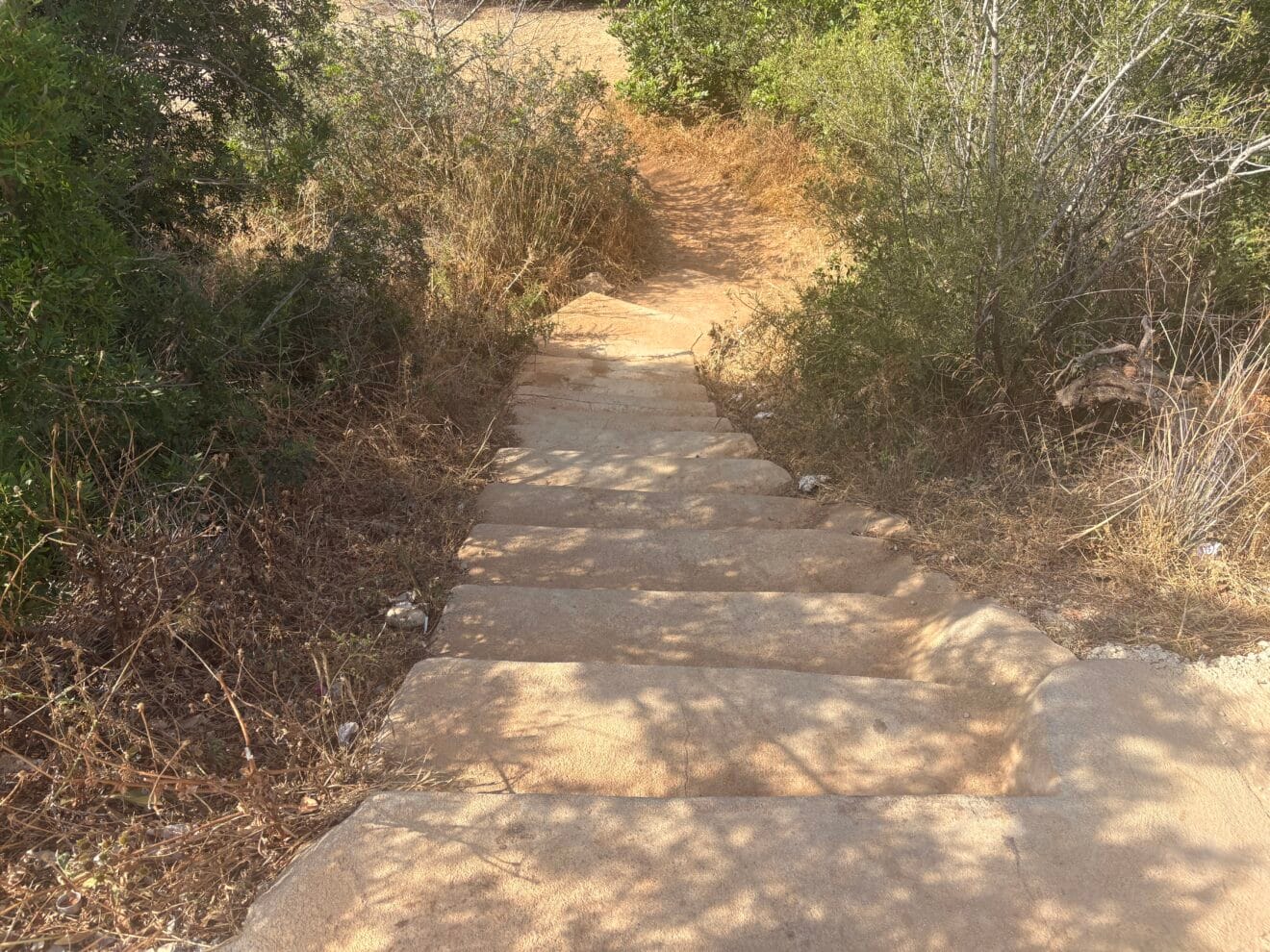 Escaleras por acceso peatonal a la Cala de la Granadella