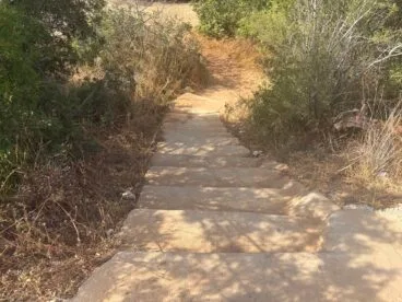 Escaleras por acceso peatonal a la Cala de la Granadella