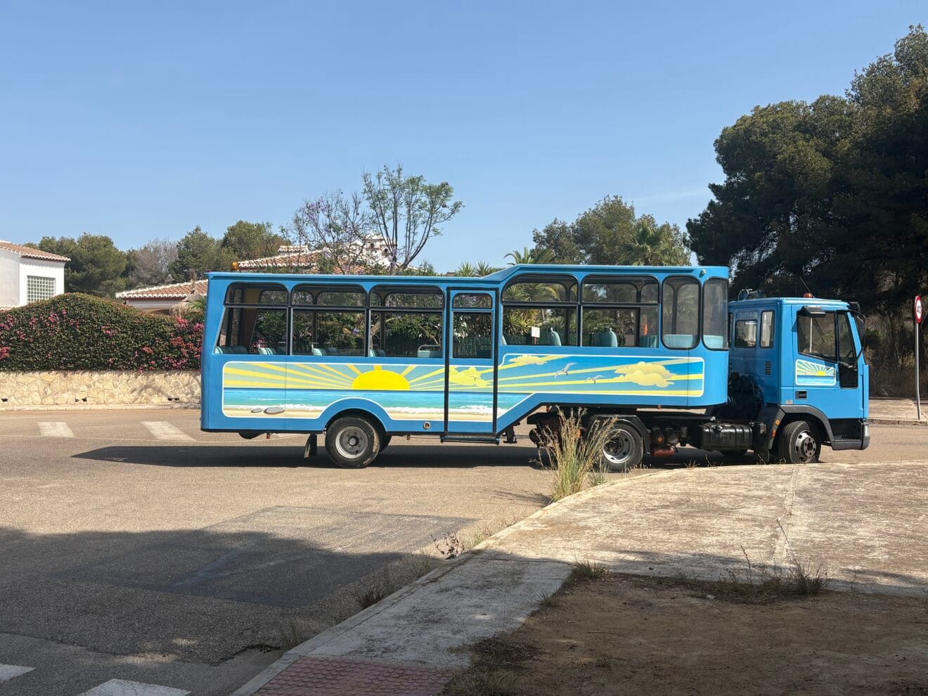 Trenet. Transporte turístico a la Cala de la Granadella