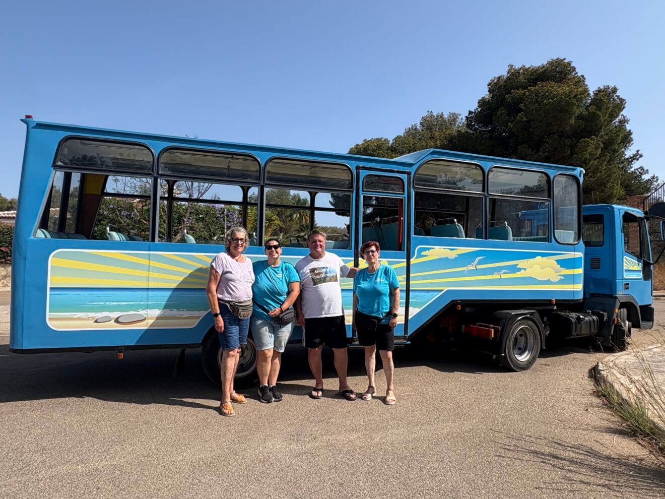 Personal del trenet turistico con el presidente de la asociación de vecinos