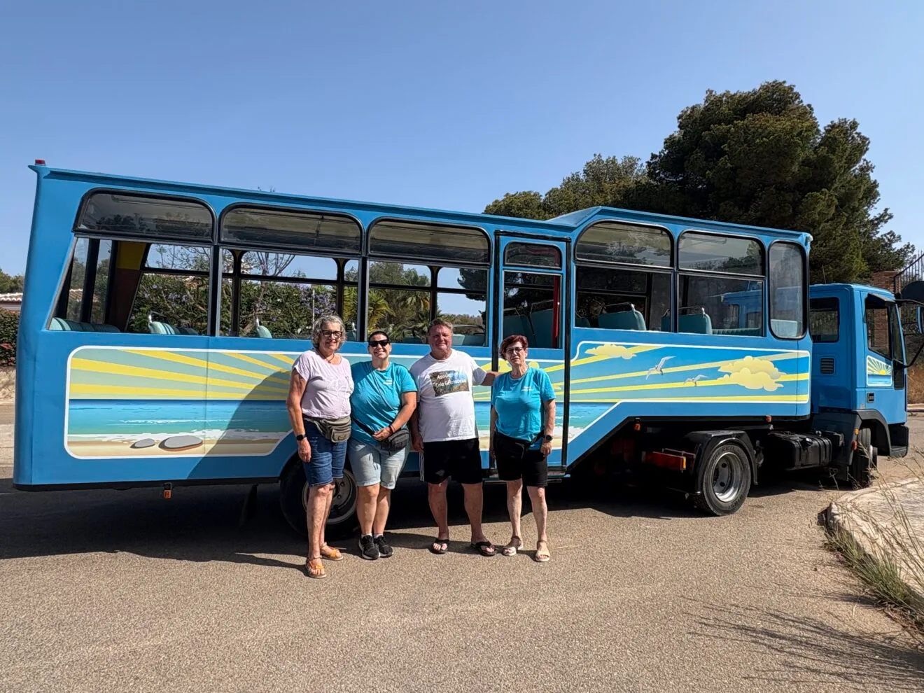 Personal del trenet turistico con el presidente de la asociación de vecinos