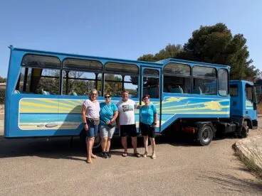 Personal del trenet turistico con el presidente de la asociación de vecinos