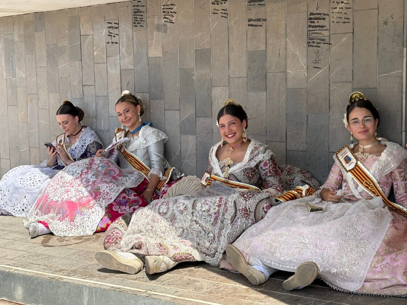 La presidenta juvenil deposita la ofrenda a Sant Joan
