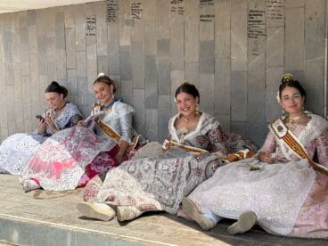 La presidenta juvenil deposita la ofrenda a Sant Joan