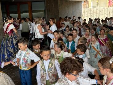 La presidenta juvenil deposita la ofrenda a Sant Joan
