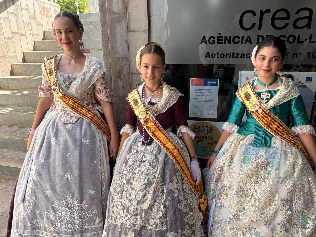 La presidenta juvenil deposita la ofrenda a Sant Joan