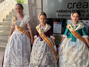 La presidenta juvenil deposita la ofrenda a Sant Joan