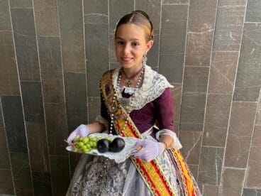 La presidenta juvenil deposita la ofrenda a Sant Joan