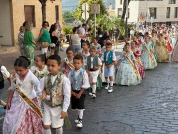 La presidenta juvenil deposita la ofrenda a Sant Joan