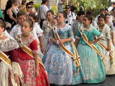 La presidenta juvenil deposita la ofrenda a Sant Joan