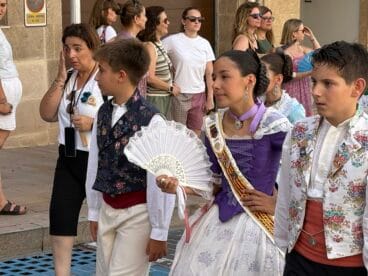 La presidenta juvenil deposita la ofrenda a Sant Joan