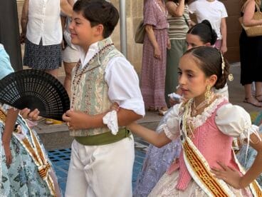La presidenta juvenil deposita la ofrenda a Sant Joan