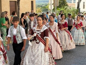 La presidenta juvenil deposita la ofrenda a Sant Joan
