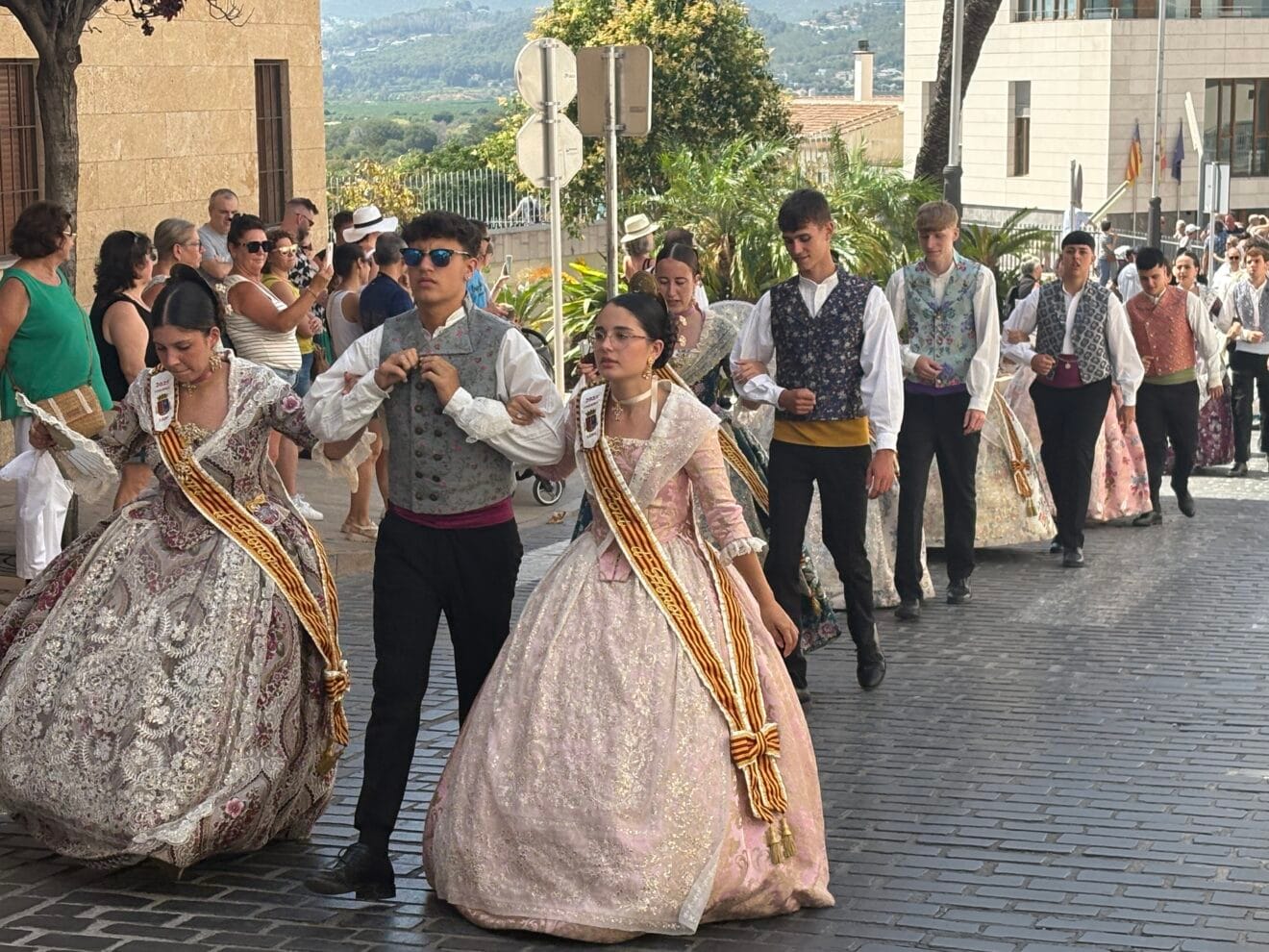 La presidenta juvenil deposita la ofrenda a Sant Joan