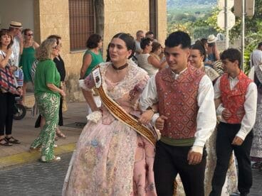 La presidenta juvenil deposita la ofrenda a Sant Joan
