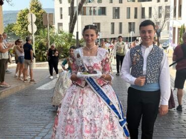 La presidenta juvenil deposita la ofrenda a Sant Joan