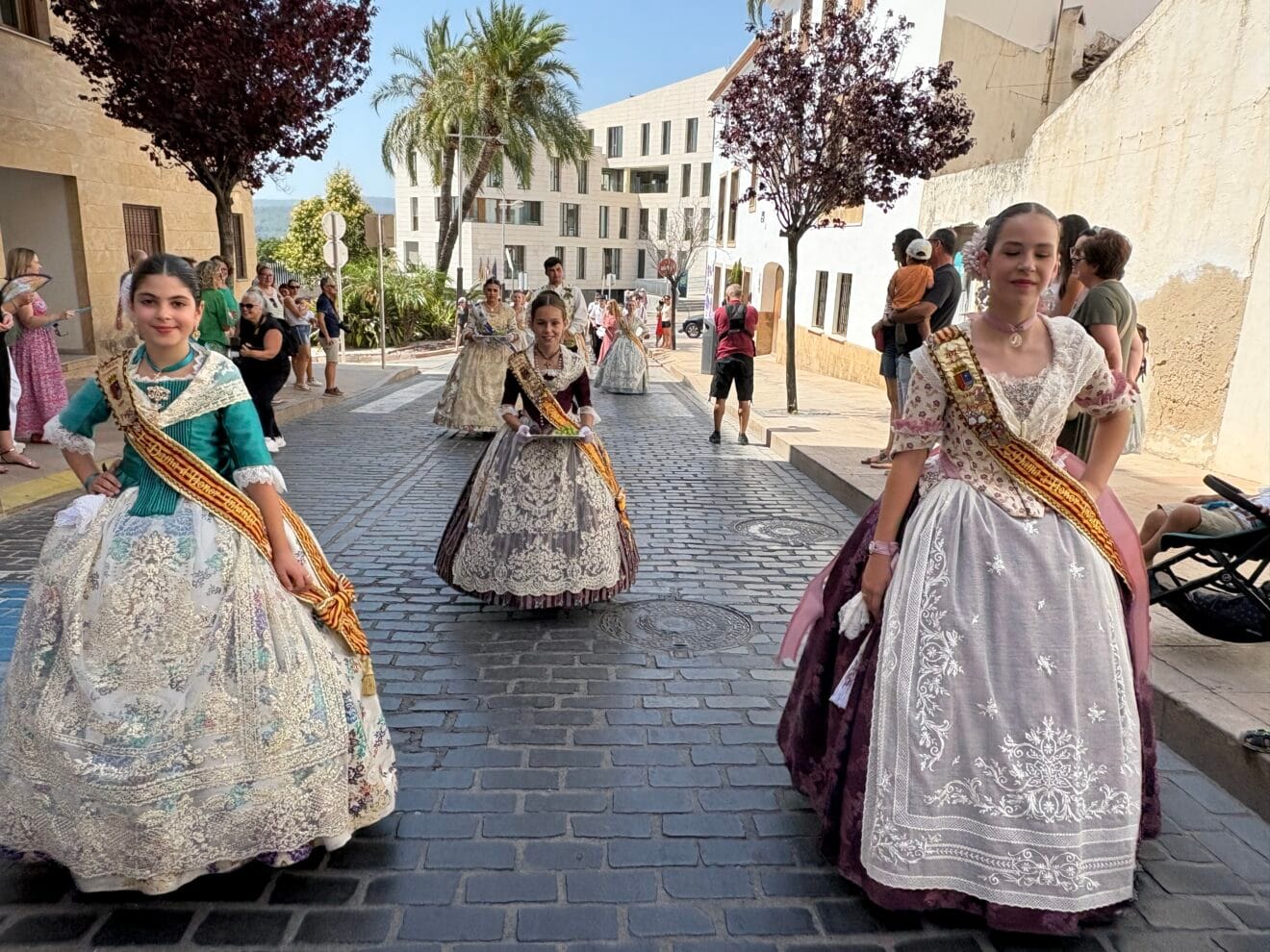 La presidenta juvenil deposita la ofrenda a Sant Joan
